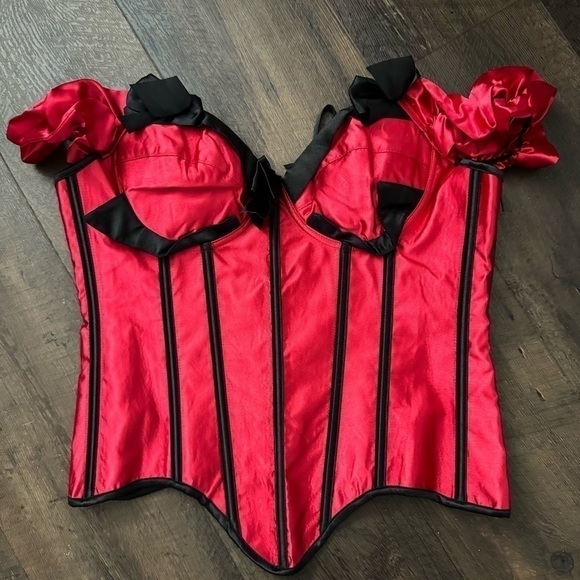 Red & black gothic style boned corset with ribbon and frilly details M - Picture 2 of 6